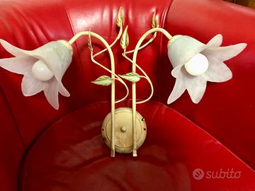 Applique a parete a disegno floreale: due fiori