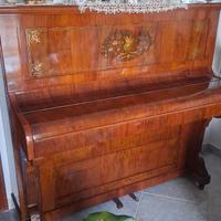 pianoforte a parete
