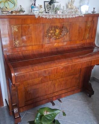 pianoforte a parete