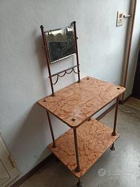 TOILETTE PER DONNA DEI PRIMI 900 IN OTTONE