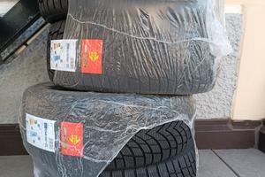 4x Gomme Auto Invernali NUOVE - 215 45 R17