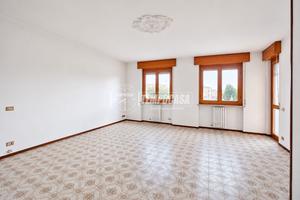 Ampio quadrilocale con box e due balconi a Cameri!