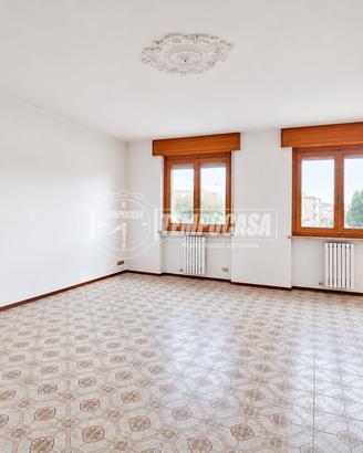 Ampio quadrilocale con box e due balconi a Cameri!
