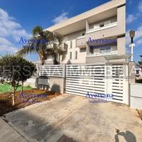 Villa con porticato recente costruzione