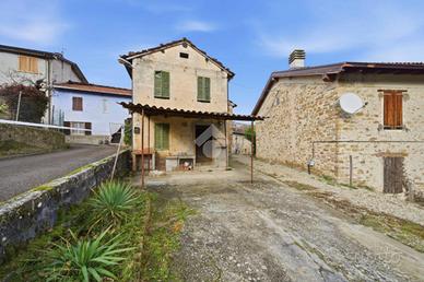 CASA SEMINDIPENDENTE A CORNIGLIO