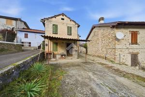 CASA SEMINDIPENDENTE A CORNIGLIO