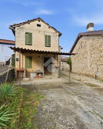 CASA SEMINDIPENDENTE A CORNIGLIO