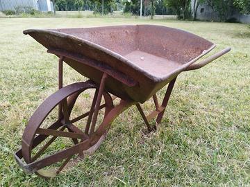 ANTICA CARRIOLA IN FERRO VINTAGE