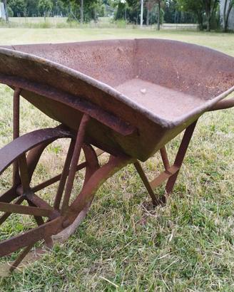 ANTICA CARRIOLA IN FERRO VINTAGE