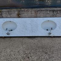 piano in marmo con due lavandini