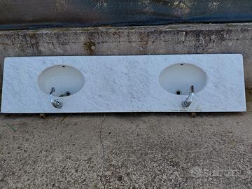 piano in marmo con due lavandini