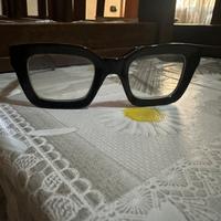 Occhiali trasparenti moda unisex montatura nera.