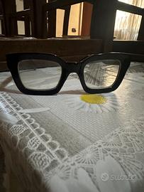 Occhiali trasparenti moda unisex montatura nera.