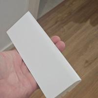 Battiscopa bianco in legno con passacavo