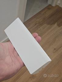 Battiscopa bianco in legno con passacavo