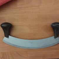 Mezzaluna tritatutto da cucina.
In acciaio inox