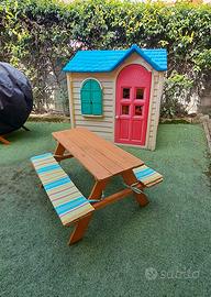 Tavolo in legno con panchine da bambini