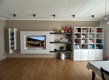 Nuovissima parete con libreria