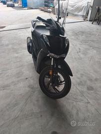 Sh 125 pari al nuovo nero lucido