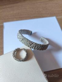 bracciale e anello argentati