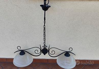 Lampadario classico a sospensione con catena nera.