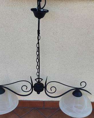 Lampadario classico a sospensione con catena nera.