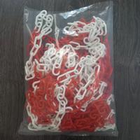 Catena plastica bianca e rossa