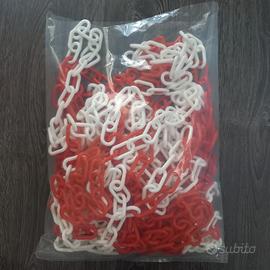 Catena plastica bianca e rossa