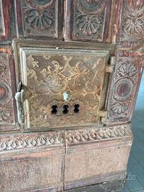 Stufa antica in maiolica da restaurare