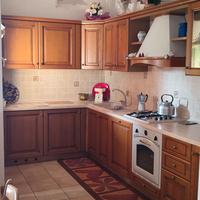 Cucina in legno ad angolo, cm 352 x 198. 