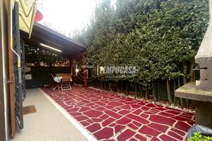 Porzione di casa con giardino, garage e posto auto