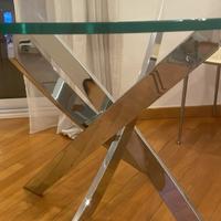 Tavolo in cristallo temperato con base in acciaio