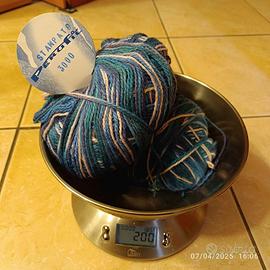 15 gomitoli di lana assortita