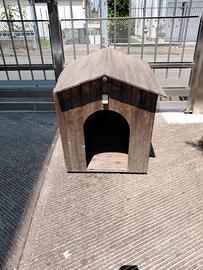 Cuccia per cane usata sotto balcone