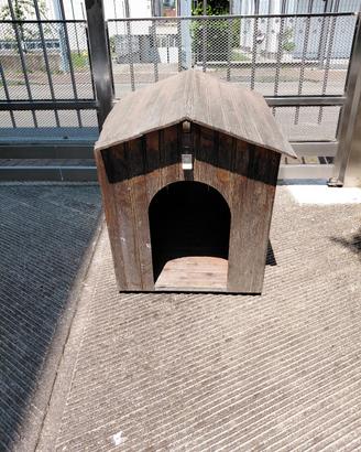 Cuccia per cane usata sotto balcone