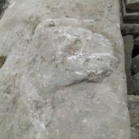 gradino in pietra antico