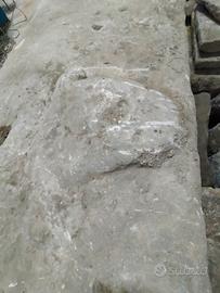 gradino in pietra antico