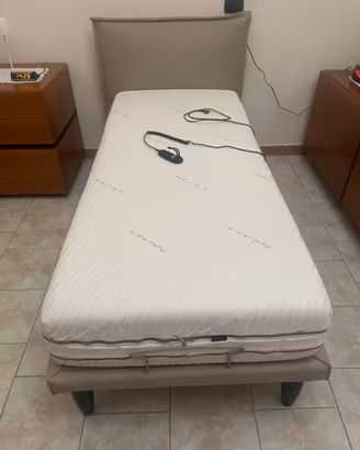 Letto  con comando elettrico per alzata