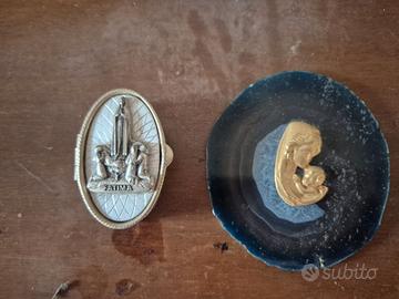 Portapillole e placca stile religioso