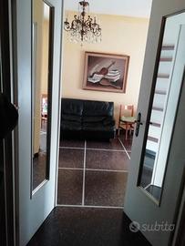 Quarto due camere con posto auto privato