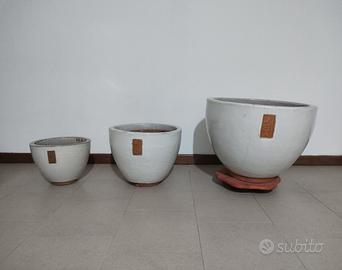 Grandi vasi bianchi in terracotta 