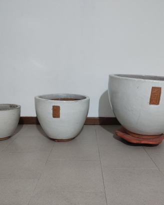 Grandi vasi bianchi in terracotta 