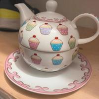 Teiera con tazza e piattino in porcellana bianca