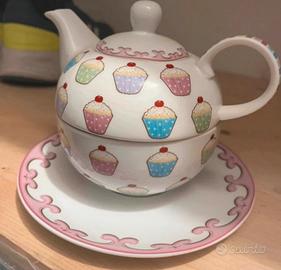Teiera con tazza e piattino in porcellana bianca