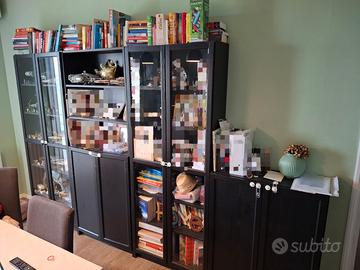 libreria ikea con vetrine