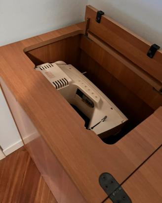 Macchina da cucire a scomparsa in mobile integato