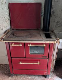 Stufa a legna in ghisa rossa marca Nordica