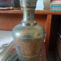 Vaso in ottone con incisioni colorate 