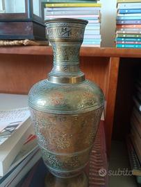 Vaso in ottone con incisioni colorate 