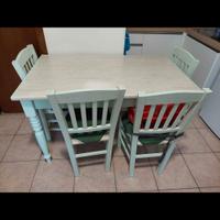 Tavolo con 4 sedie in legno 